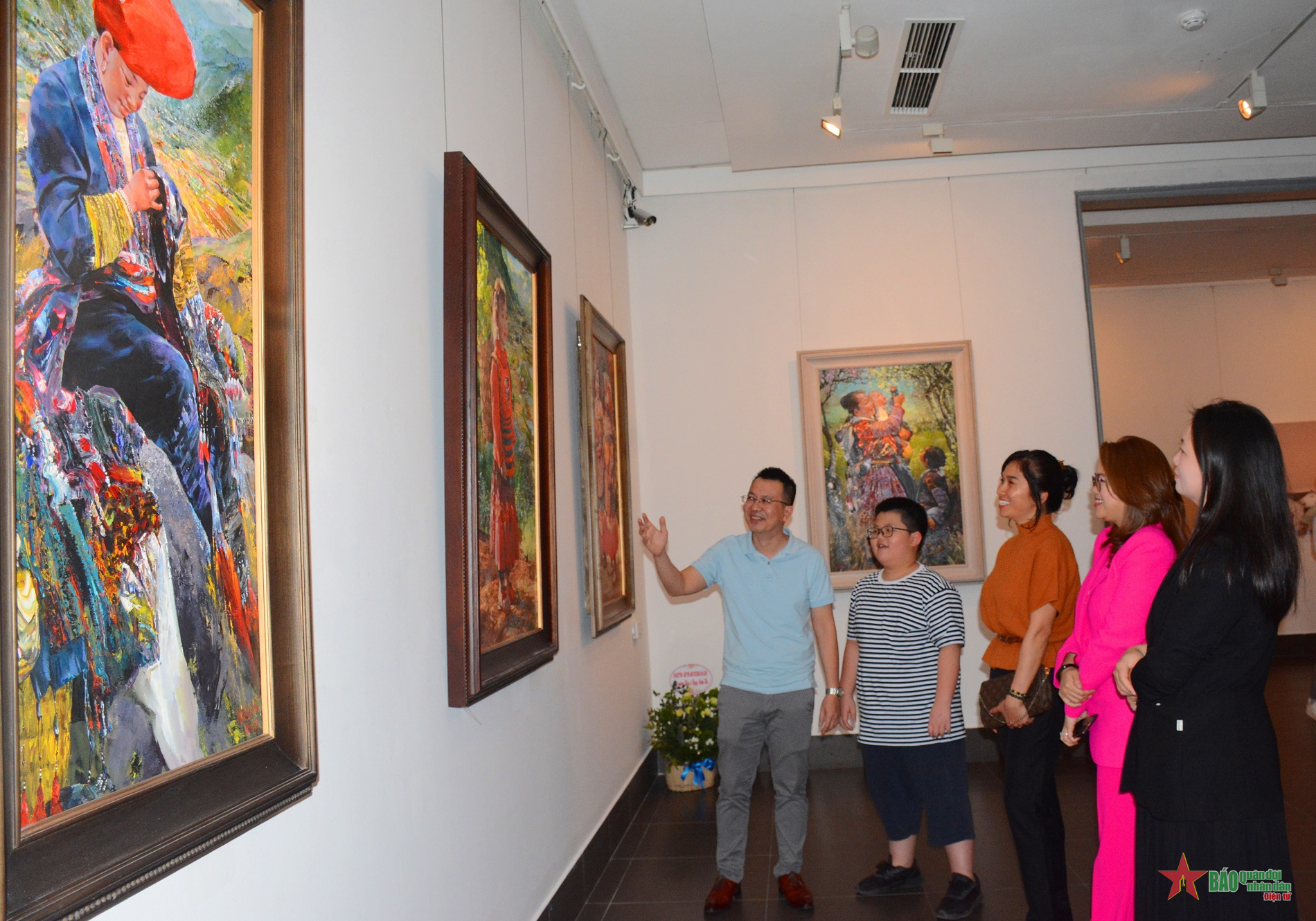 Khai mạc triển lãm tranh nghệ thuật “Những con đường”